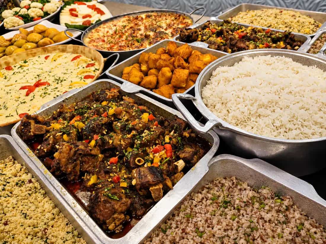 Arroz, farofa e o ensopado do dia