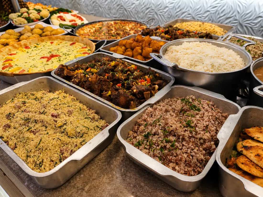 Arroz, farofa e feijão, sempre no balcão quente