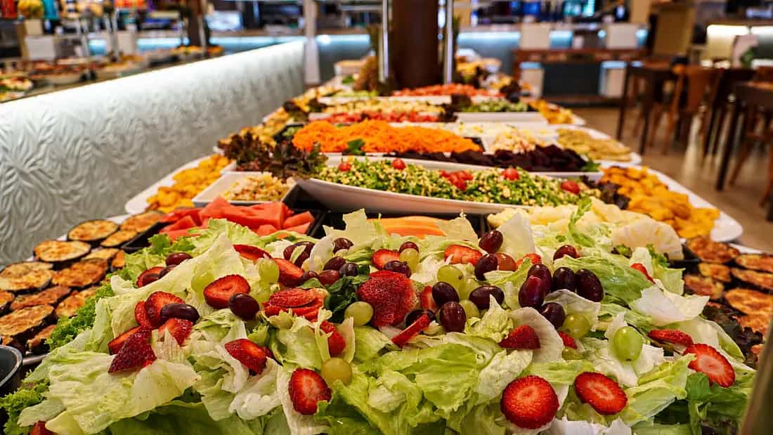 A ilha de saladas, montada no começo do almoço