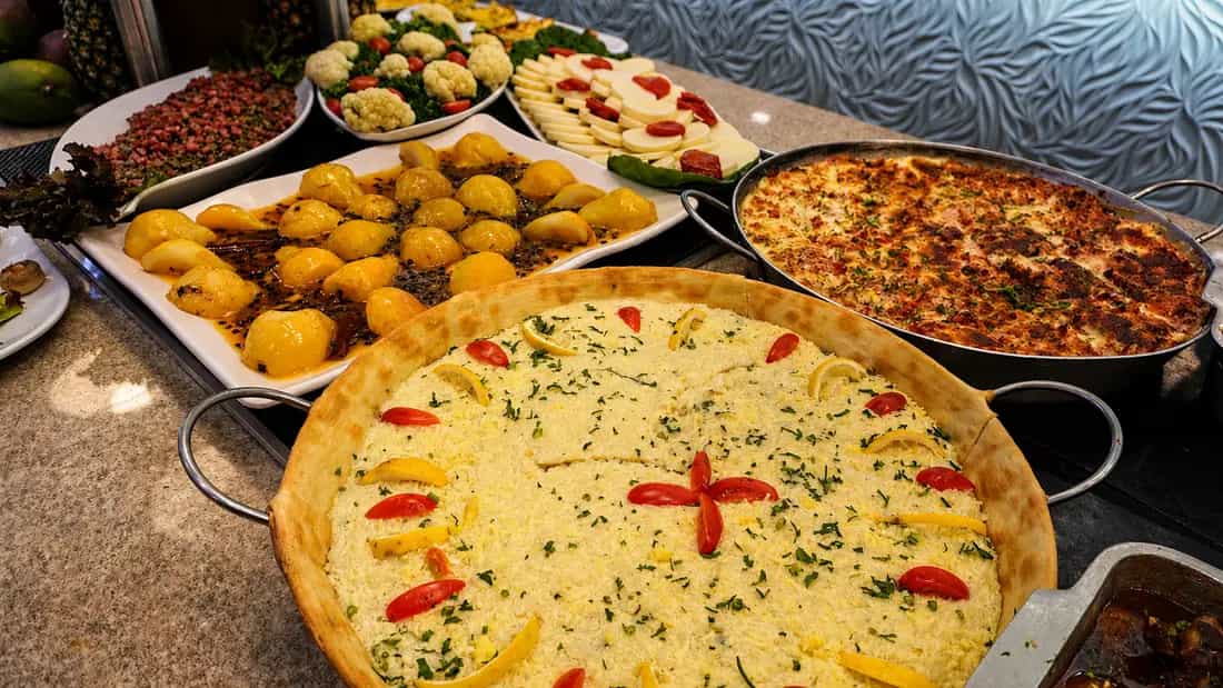 O buffet quente, com risoto, lasanha e batatas