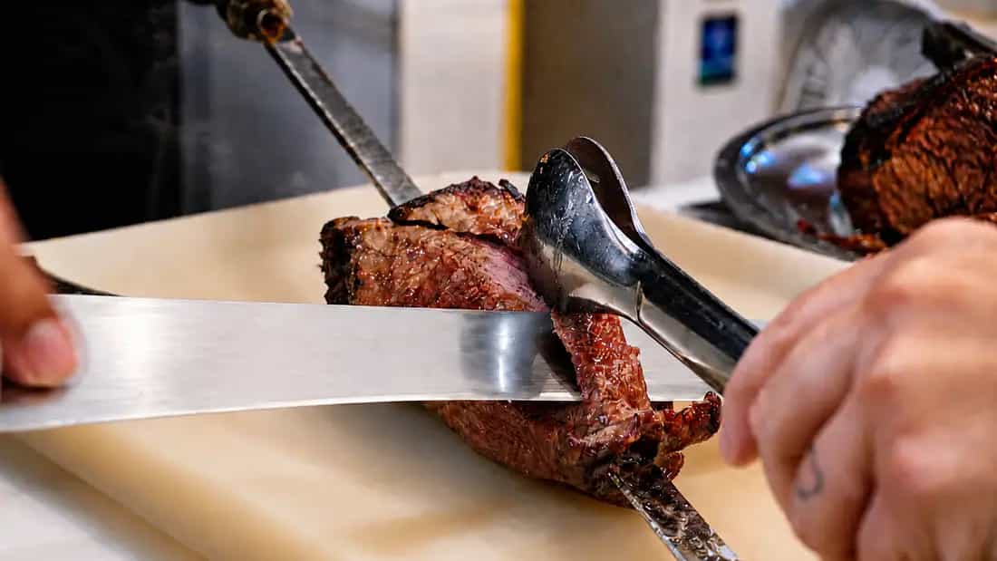 O churrasco na brasa, fatiado na hora