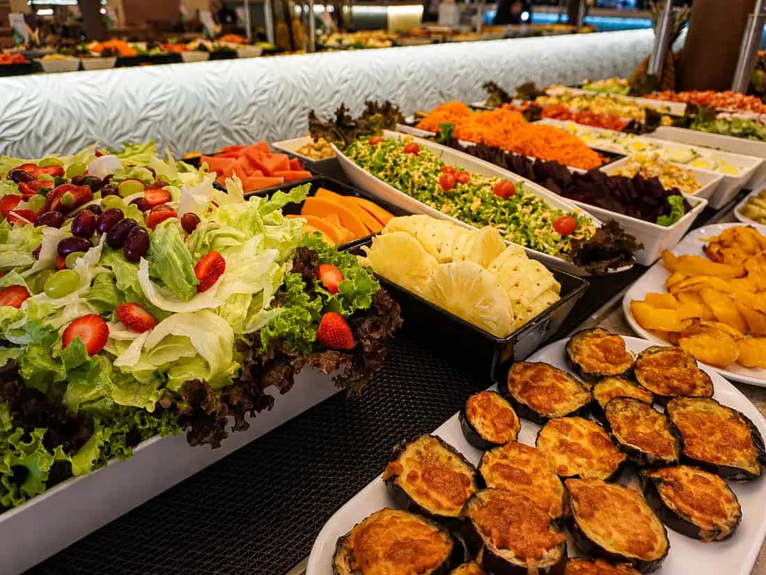 A ilha de saladas, com as frutas do dia