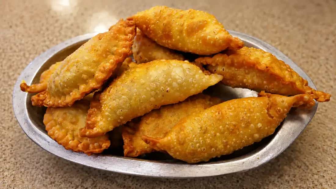 Os pastéis, fritos na hora