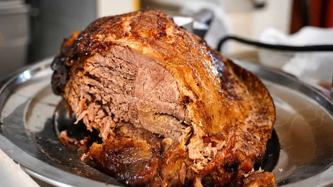 O pernil assado, inteiro na travessa