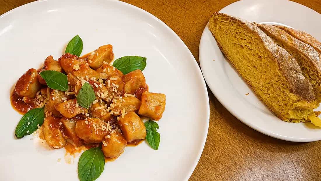 Foto de Nhoque ao sugo com pão