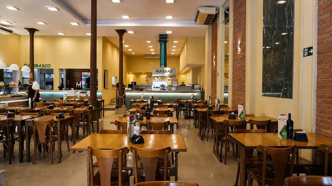 O salão do Restaurante Prato, com as mesas postas