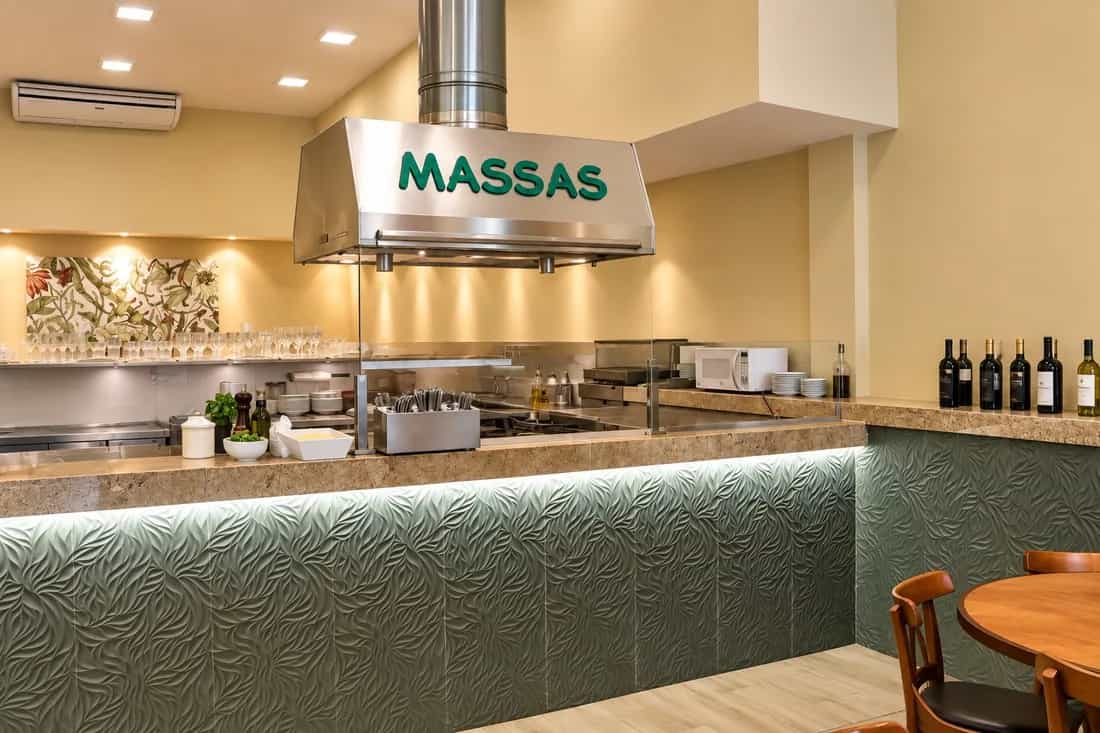 O balcão da ilha de massas, onde o prato é preparado na hora
