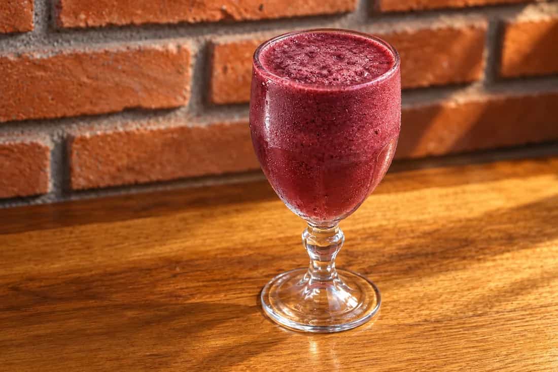 Uma bebida gelada de frutas, servida em taça