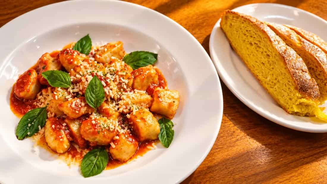 Nhoque ao sugo, com pão