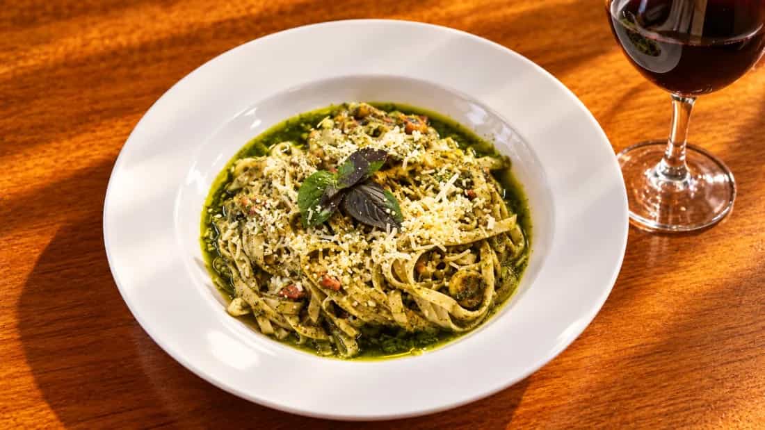 Fettuccine ao pesto, com manjericão e queijo ralado